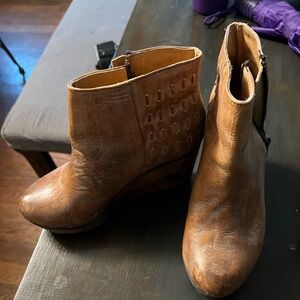 Bedstu women’s 7.5 camel wedge bootie